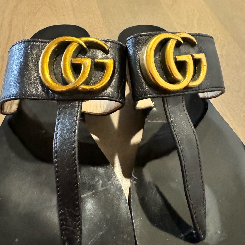 Gucci Black Sandals with Gold Logo - Picture 3 of 4
